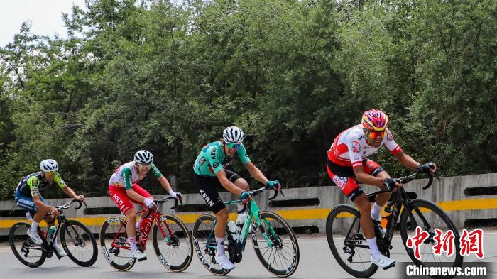 环青赛第二赛段车手挑战高海拔爬坡