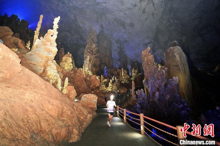 贵州西南山脉峡谷与地下洞穴交织成自然画卷，