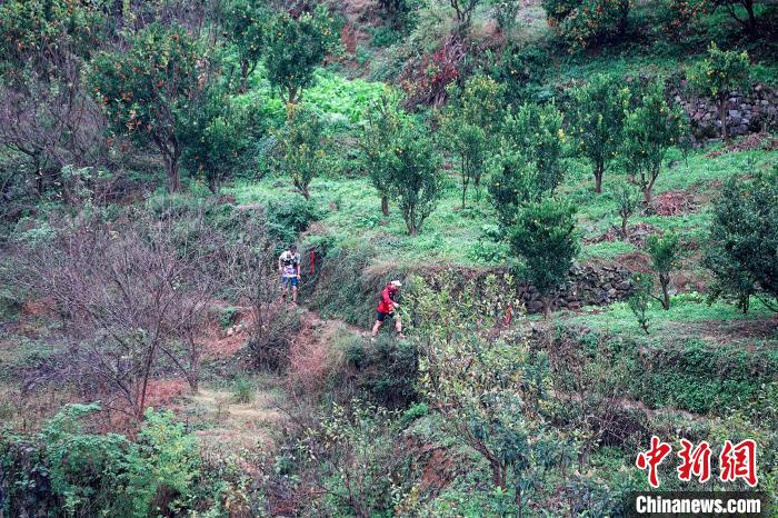 贵州西南山脉峡谷与地下洞穴交织成自然画卷，
